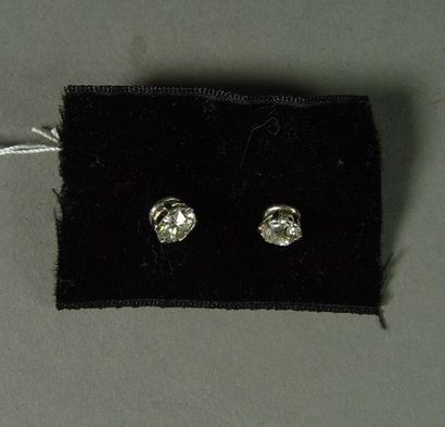 null 117- Clous d'oreilles en or ornés chacun d'un diamant taille ancienne d'environ...