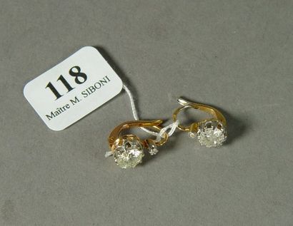 null 118- Boucles d'oreilles dormeuses en or jaune ornées de diamants taille ancienne...