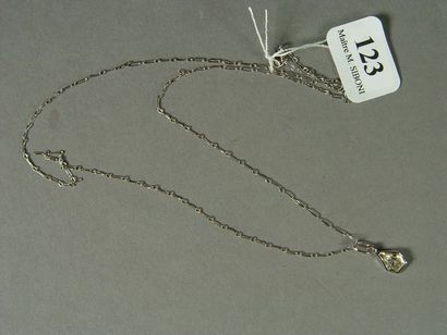 null 123- Pendentif ''poire'' en diamant d'environ 0,38 ct monté en or gris sur une...