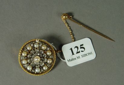 null 125- Broche ronde en or jaune torsadé et ajouré sertie de petites perles et...