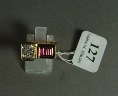 null 127- Bague Tank en or jaune ornée de quatre diamants taillés en roses et de...