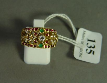 null 135- Bague en or jaune sertie d'un diamant entouré d'émeraudes, rubis et petits...