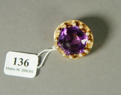 null 136- Broche en or jaune sertie d'une importante améthyste entourée de perles

Pds...