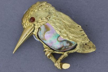 null 138- Broche "Oiseau" en or enrichie de nacre, oeil en rubis

Signée Jean ETE

Pds...