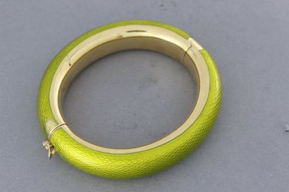 null 141- Bracelet rigide ouvrant en or rehaussé d'émail vert

Pds : 87 g
