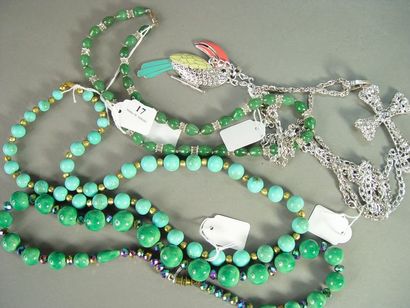 null 17- Collier avec pierres vertes et cristal, deux colliers fantaisie, chaîne...
