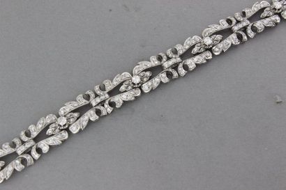 null 171- Bracelet en platine à motifs de feuillage serti de diamants (6 cts env.)...