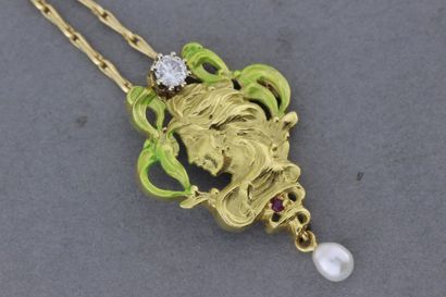 null 189- Collier et son pendentif "1900" en or émaillé orné d'une perle en pampille...