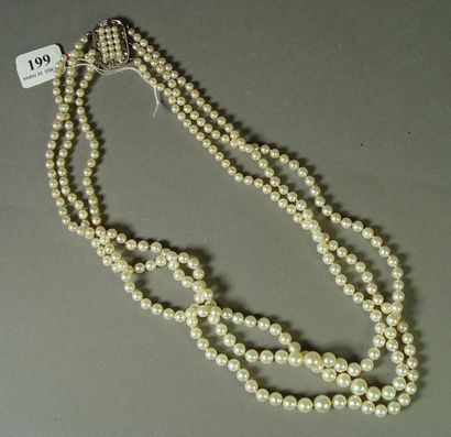null 199- Collier de perles à trois rangs

Fermoir en or gris serti de perles