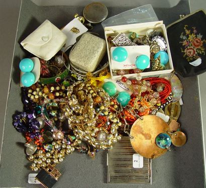 null 2- Lot de bijoux fantaisie : bagues, colliers, boucles d'oreilles, broches et...