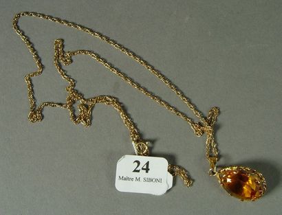 null 24- Pendentif en or jaune 14K orné d'une citrine poire et soutenu par une chaîne...