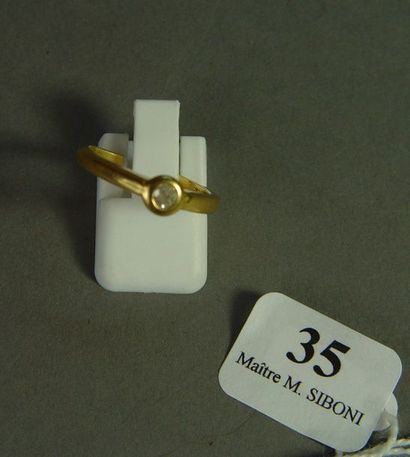 null 35- Bague en or jaune sertie d'un diamant

(anneau coupé)

Pds : 3,45 g