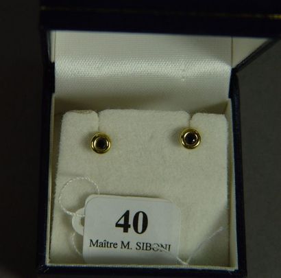 null 40- Paire de boucles d'oreilles en or sertie de saphir

Pds : 0,60 g