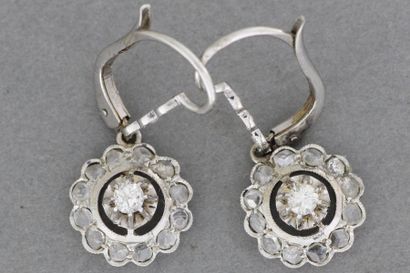 null 52- Paire de boucles d'oreilles dormeuses en or serties de diamants

Pds : 3,5...