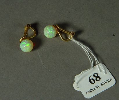 null 68- Paire de boucles d'oreilles en or et cabochon d'opale

Pds : 3,35 g