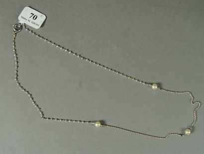 null 70- Collier en platine entrecoupé de petites perles fines et de trois perlles...
