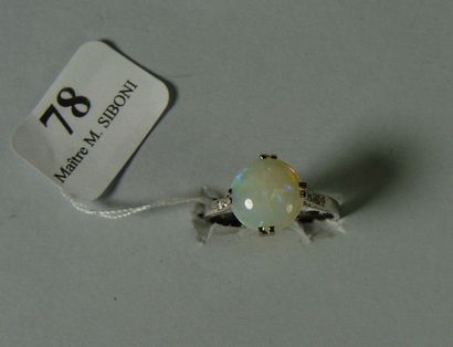 null 78- Bague en platine ornée d'une opale ronde et de petits diamants sur la monture

Pds...