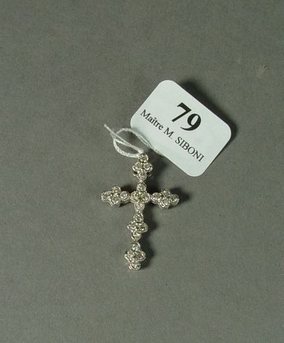 null 79- Croix pendentif en or gris sertie de diamants

Pds : 2 g