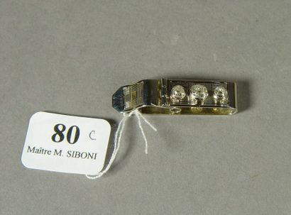 null 80- Serre-collier en or gris sertie de trois diamants (2 de 0,10 ct et 1 de...