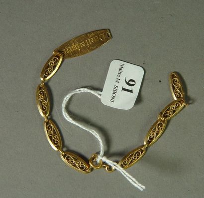 null 91- Bracelet d'identité en or

(accident)

Pds : 7,20 g