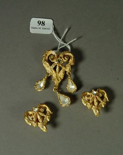 null 98- Christian LACROIX

Parure en métal doré : boucles d'oreilles et broche