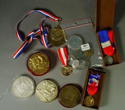 null 99- Lot de pièces et médailles diverses