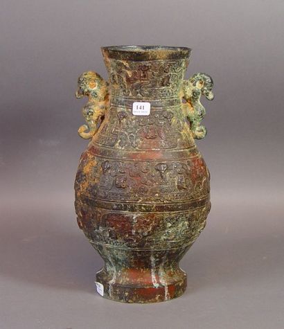 null 141- Vase en bronze dans le goût Han

Hauteur : 33 cm
