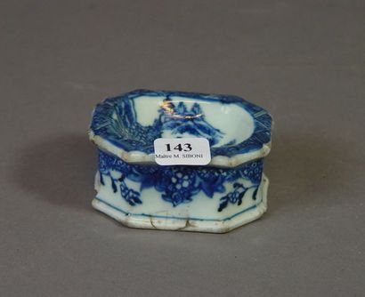 null 143- Coupe en porcelaine bleue et blanche

(accidents)

Longueur : 7,5 cm