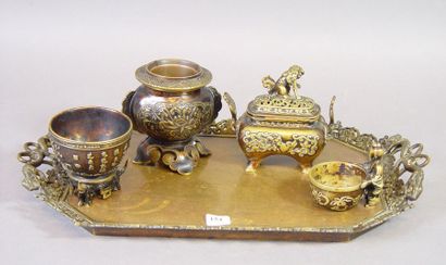 null 154- Plateau à anses, brûle-parfum, vase et deux coupes en bronze