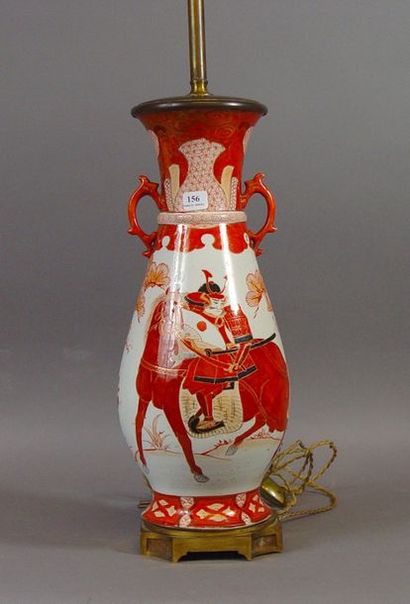 null 156- Vase en porcelaine à décor de cavalier, monté en lampe

Hauteur : 40 c...