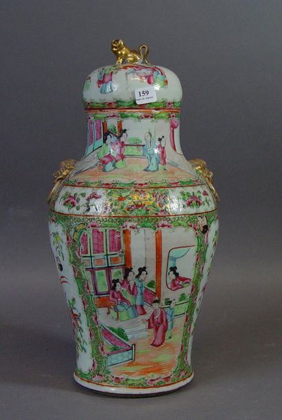 null 159- Pot couvert en porcelaine à décor de scènes d'intérieur et fleurs

Hauteur...