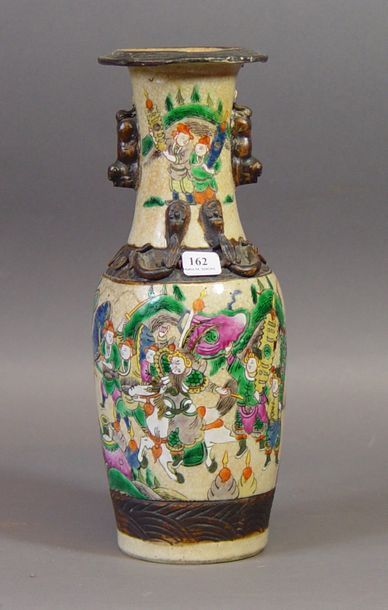 null 162- NANKIN

Vase en porcelaine à décor de scène de bataille

Hauteur : 30 ...