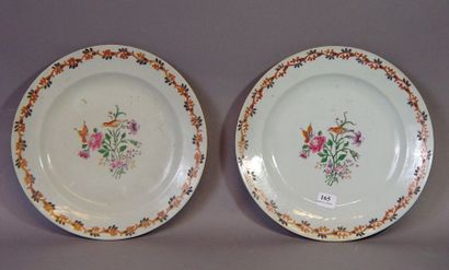 null 165- Paire d'assiettes en porcelaine à décor de fleurs 

(fêle à l'une)
