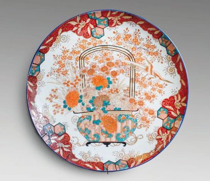 null Plat à décor floral rouge et turquoise en porcelaine Imari (Arita) JAPON. XIXe...