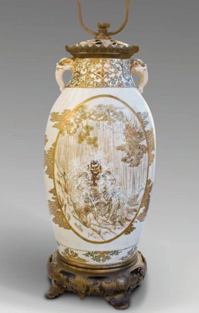 null Vase monté en lampe en porcelaine blanche craquelée à décor polychrome de personnages...