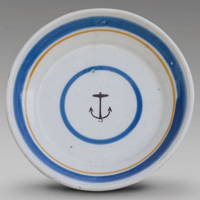 null NEVERS : Assiette ronde décorée en bleu, rouge et manganèse d'une ancre de marine...