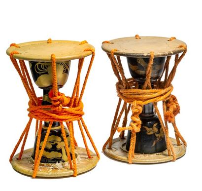 JAPON - XXe siècle 
Deux tambours “tsutsumi” en laque noire à décor en hiramaki-e...