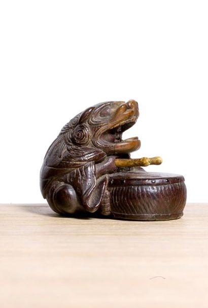 JAPON 
Netsuke en bois, enfant costumé pour le shishimai assis frappant un tambour....