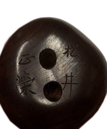 JAPON - XIXE SIÈCLE 
Netsuke en bois figurant un hibachi (brasero) empli de charbon,...