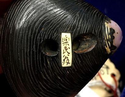 JAPON 
*Netsuke en bois et incrustation de coquillage et ivoire teinté, représentant...