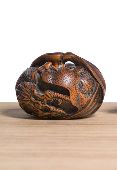 JAPON - Epoque EDO (1603 - 1868), XIXe siècle 
Netsuke en bois, dragon enroulé sur...