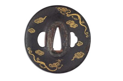JAPON - Epoque EDO (1603 - 1868) 
Maru gata en fer à décor en incrustation de cuivre...