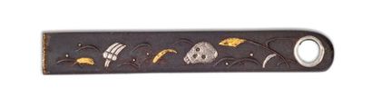JAPON - Epoque EDO (1603 - 1868) 
Kozuka en fer à décor en hira zogan de cuivre de...