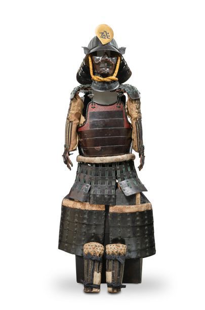 JAPON - XIXE SIÈCLE 
Armure en fer laqué noir composée de:
- Kabuto suji bachi à...