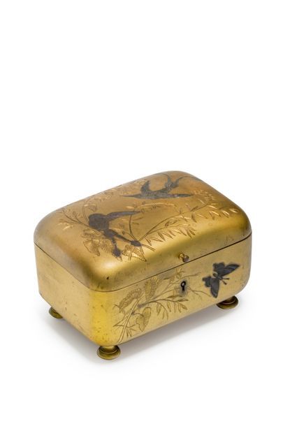 JAPON 
Petit coffret en métal doré à décor incisé et incrusté de shibuichi d'oiseaux...
