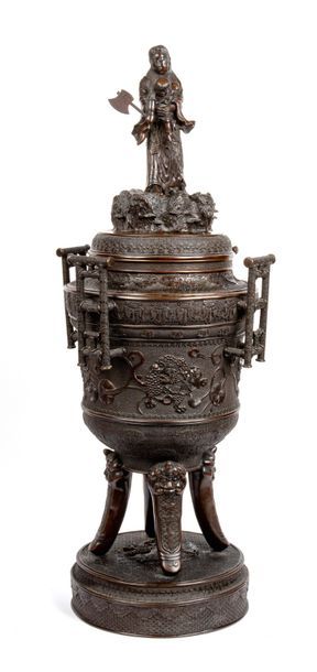 JAPON - Epoque MEIJI (1868 - 1912) 
Grand brûle-parfum tripode en bronze à patine...