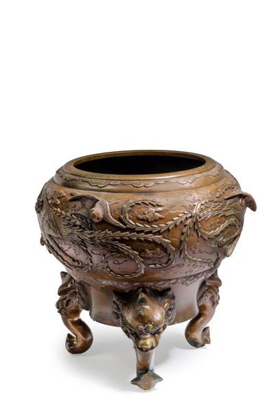 JAPON - Epoque MEIJI (1868 - 1912) 
Cache-pot tripode en bronze à décor en relief...
