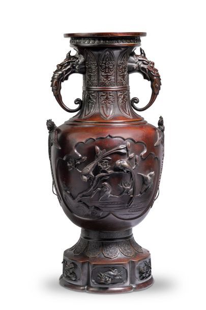 JAPON - Epoque MEIJI (1868 - 1912) 
Grand vase balustre à col évasé en bronze à patine...