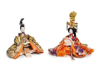 JAPON - Epoque MEIJI (1868 - 1912) 
Paire de poupées hina représentant l'empereur...
