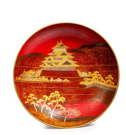 JAPON - Epoque MEIJI (1868 - 1912) 
Coupe à saké sur pied en laque rouge décoré en...